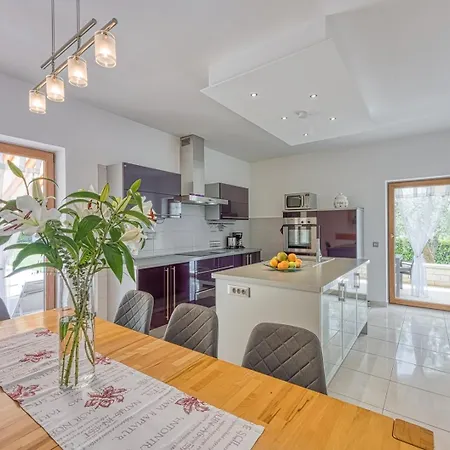 House Iris With Private Pool Vila *