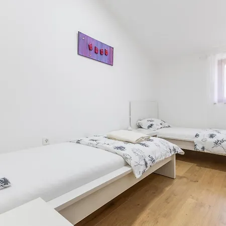House Iris With Private Pool * بوريتش