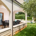 House Iris With Private Pool Poreč