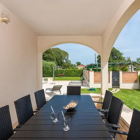 House Iris With Private Pool بوريتش