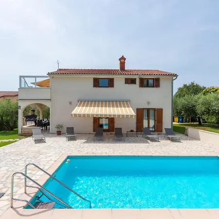 House Iris With Private Pool 빌라 *
