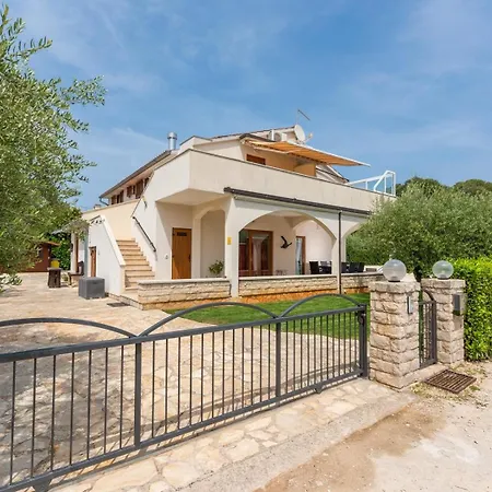 House Iris With Private Pool Willa *