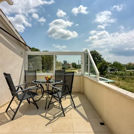 House Iris With Private Pool