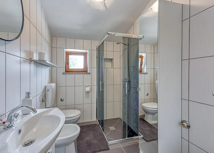 House Iris With Private Pool