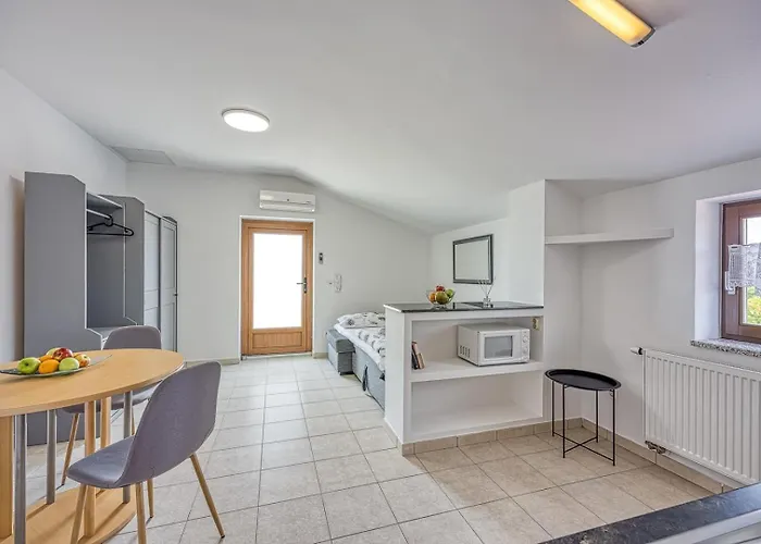 House Iris With Private Pool וילה