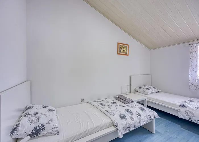 House Iris With Private Pool *