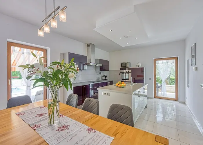 House Iris With Private Pool וילה *