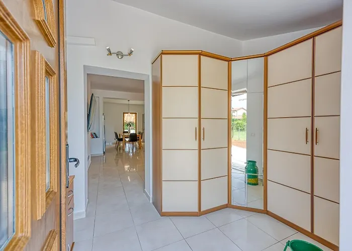 House Iris With Private Pool וילה