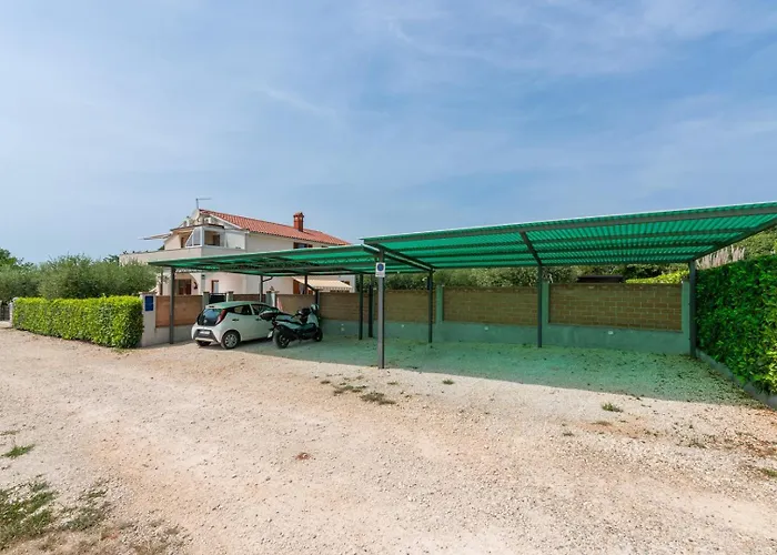House Iris With Private Pool וילה *