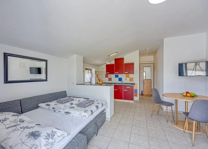 וילה House Iris With Private Pool פורץ