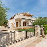 House Iris With Private Pool וילה *