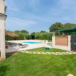 House Iris With Private Pool וילה *
